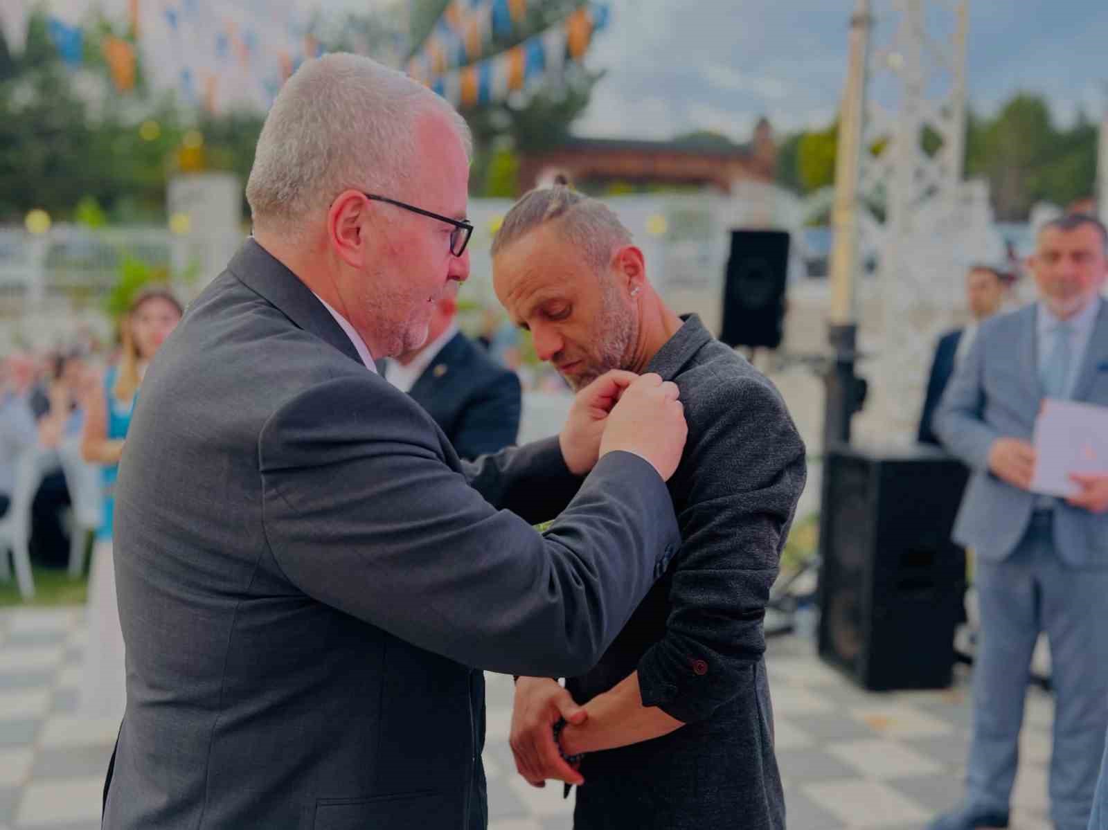 chp-milletvekili-yasar-tuzun-un-yegeni-ile-eski-danismani-ak-parti-ye-gecti