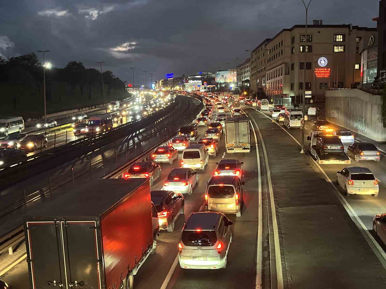 istanbul-da-trafik-yogunlugu-yuzde-87-e-ulasti