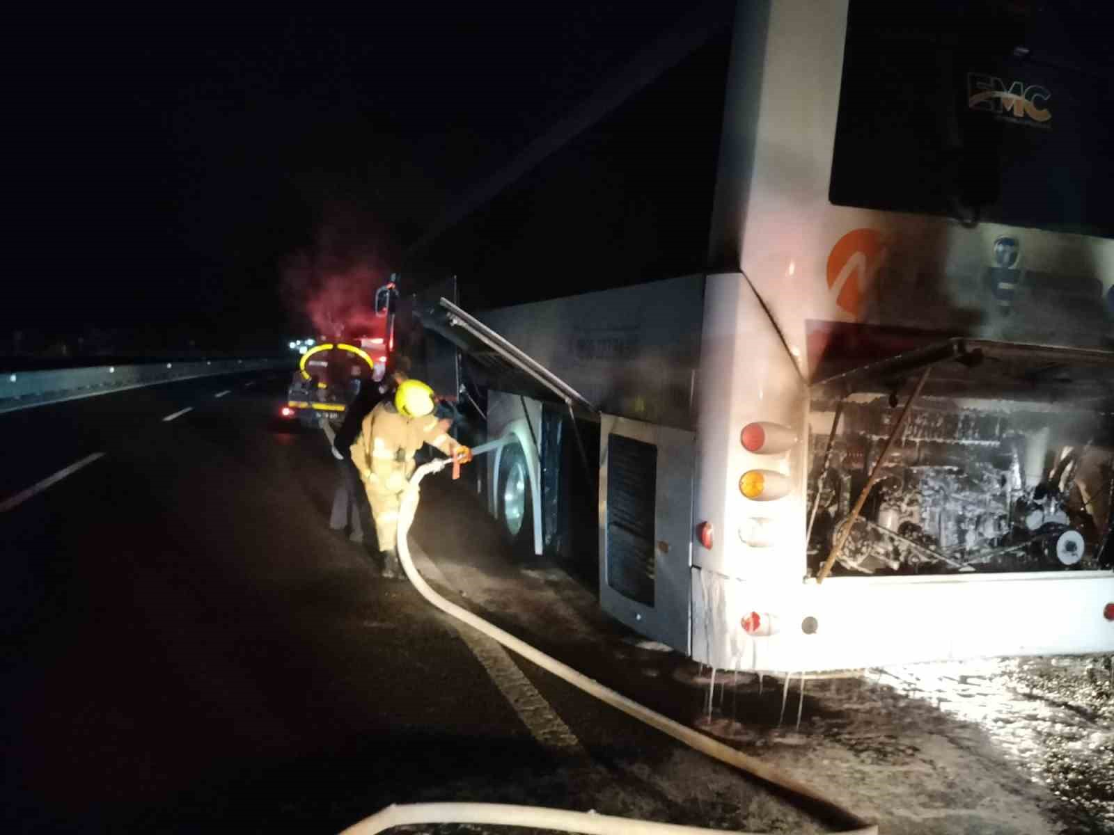 otobus-seyir-halinde-alev-aldi
