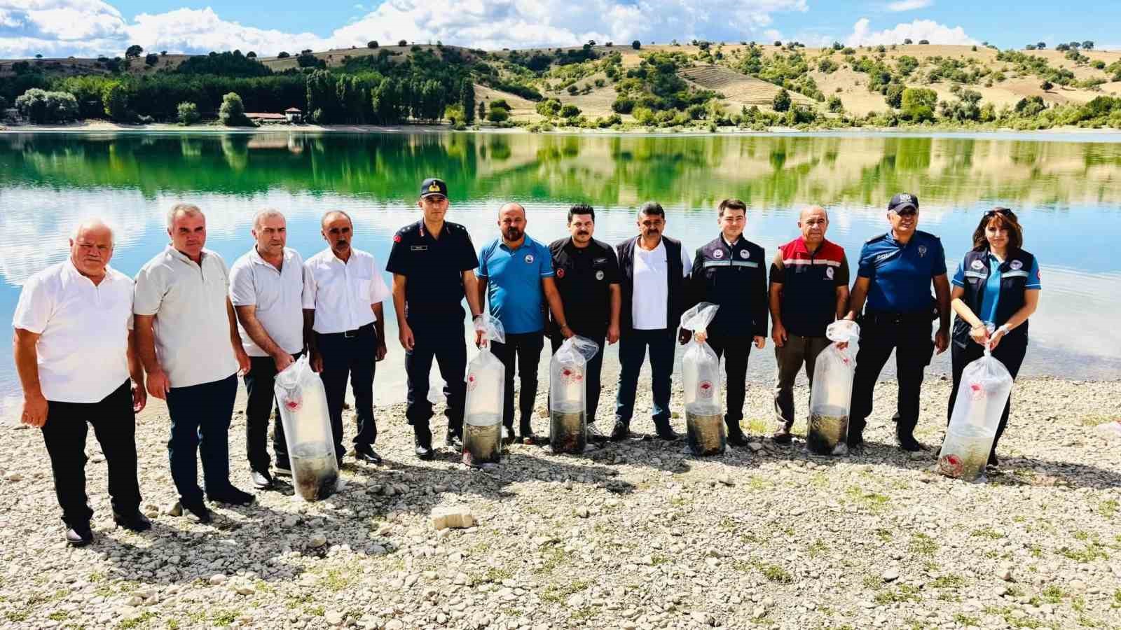 ulukoy-baraji-na-75-bin-sazan-yavrusu-birakildi