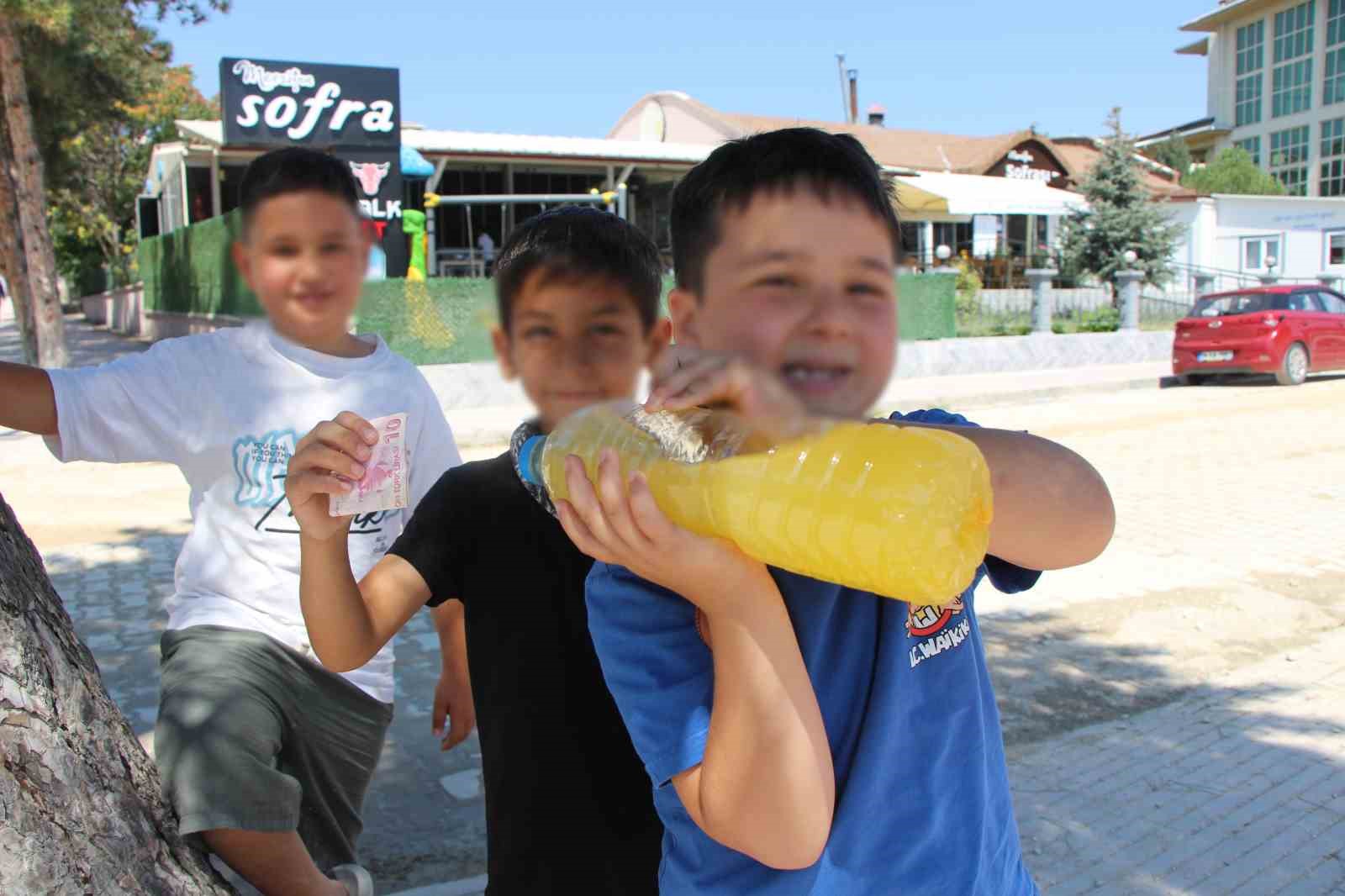 uc-kafadar-cocuktan-kose-basinda-limonata-satisi