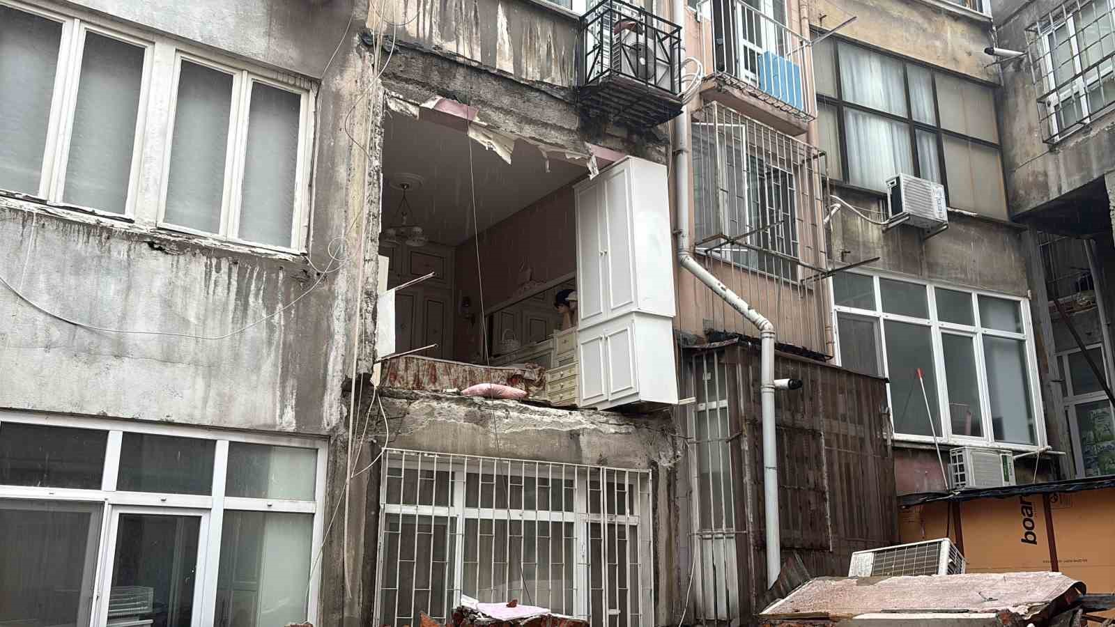 nisantasi-nda-binanin-duvari-coktu-mahalleli-deprem-oldu-zannetti