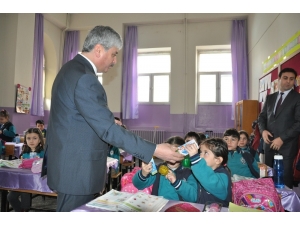 Kars’ta, Öğrencilere Sarıkamış Ve Gazi Ahmet Muhtar Paşa Çizgi Romanı Dağıtıldı