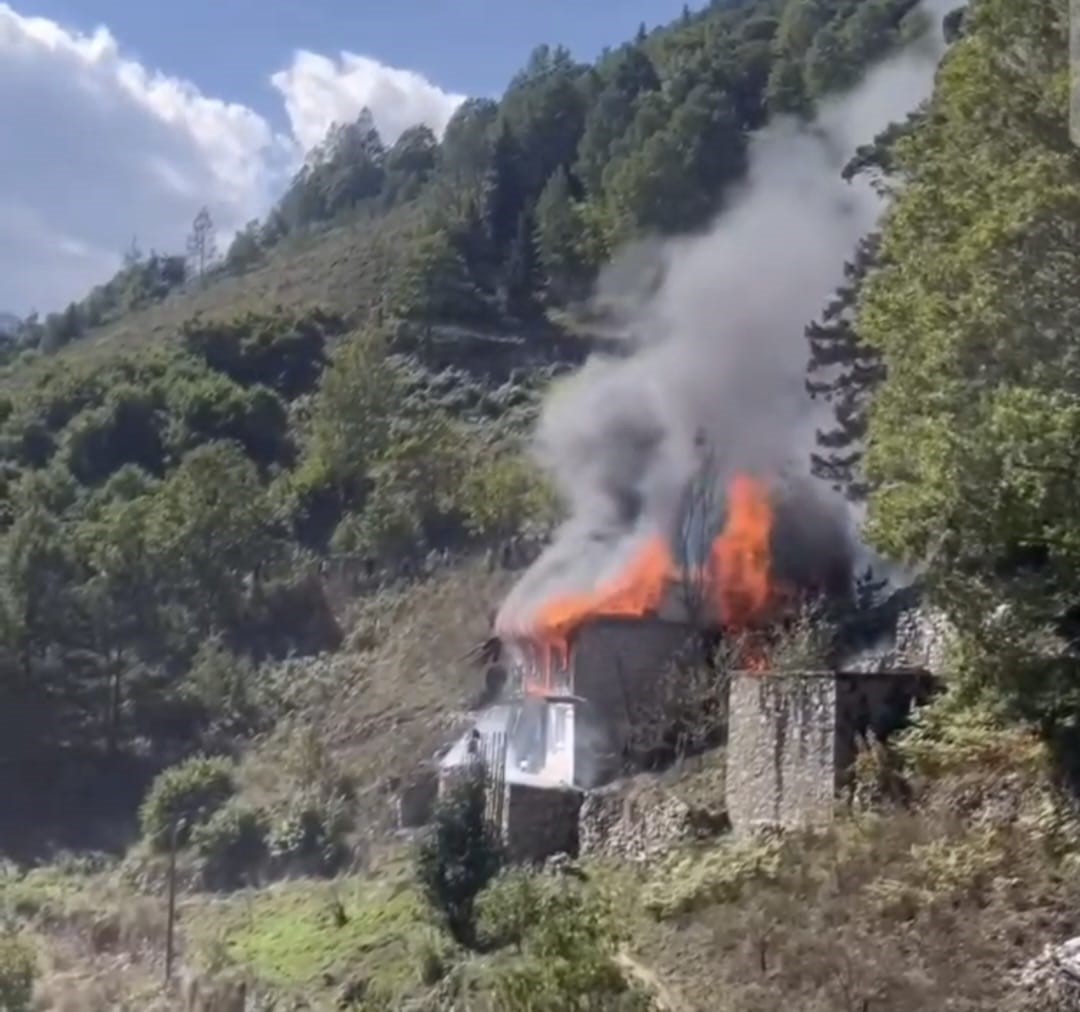 cikan-yanginda-ev-yanarak-kul-oldu