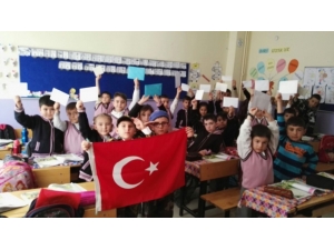 Minik Eller Mehmetçik İçin Kaleme Sarıldı