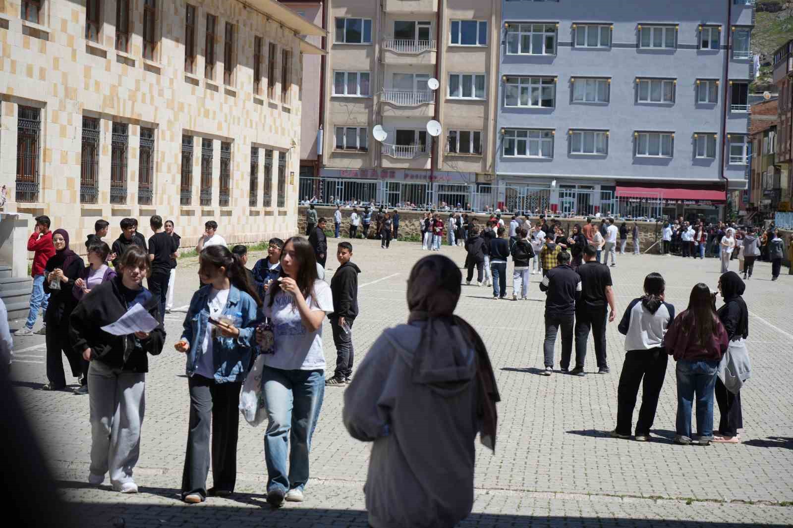 bayburt-ta-876-ogrenci-lgs-heyecani-yasadi