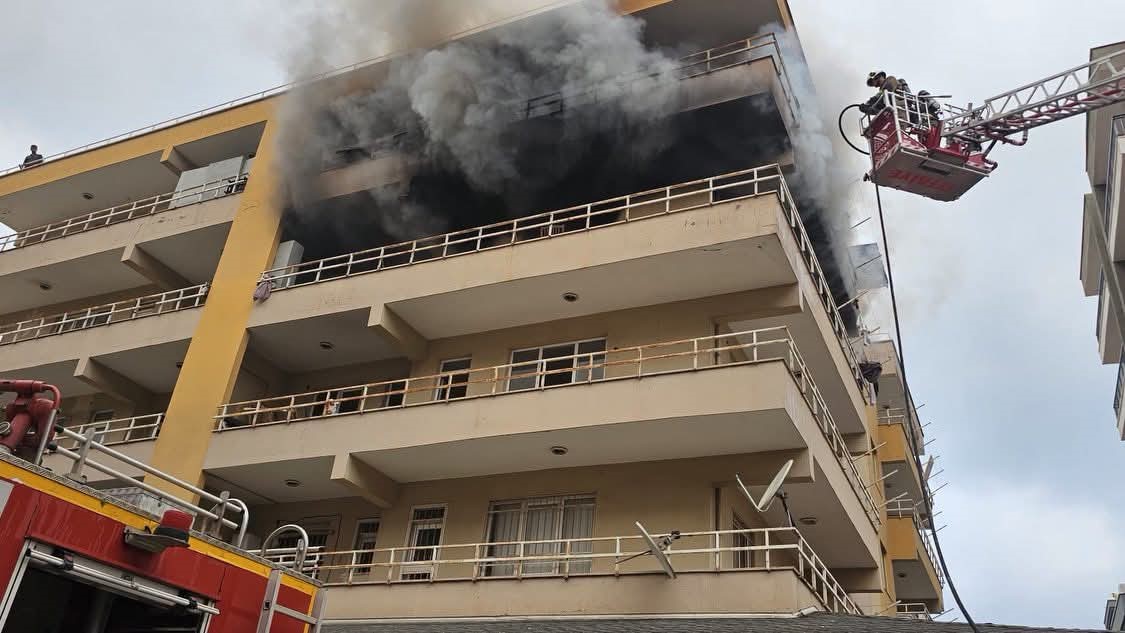 iskenderun-da-apartman-dairesinden-alevler-yukseldi