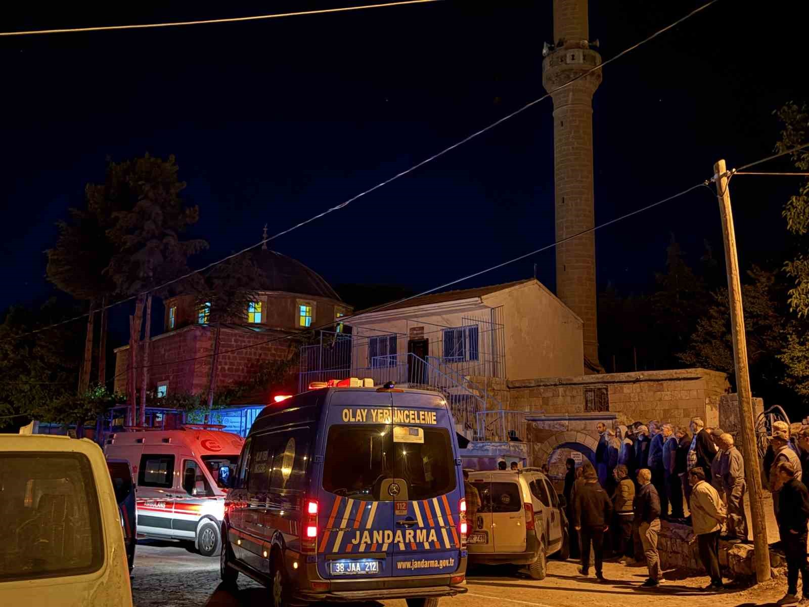 kayseri-de-cami-cemaatine-bicakli-saldiri-2-olu