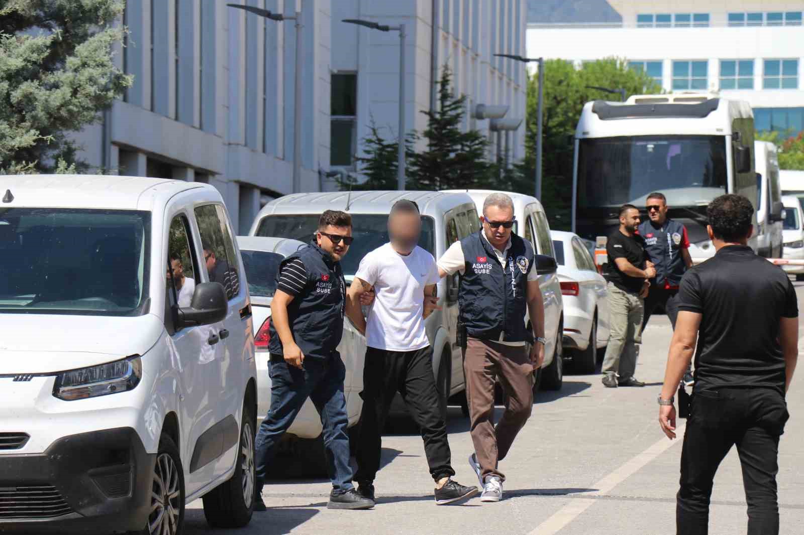 20-yillik-faili-mechul-bakkal-cinayetinin-suphelileri-adliyeye-sevk-edildi