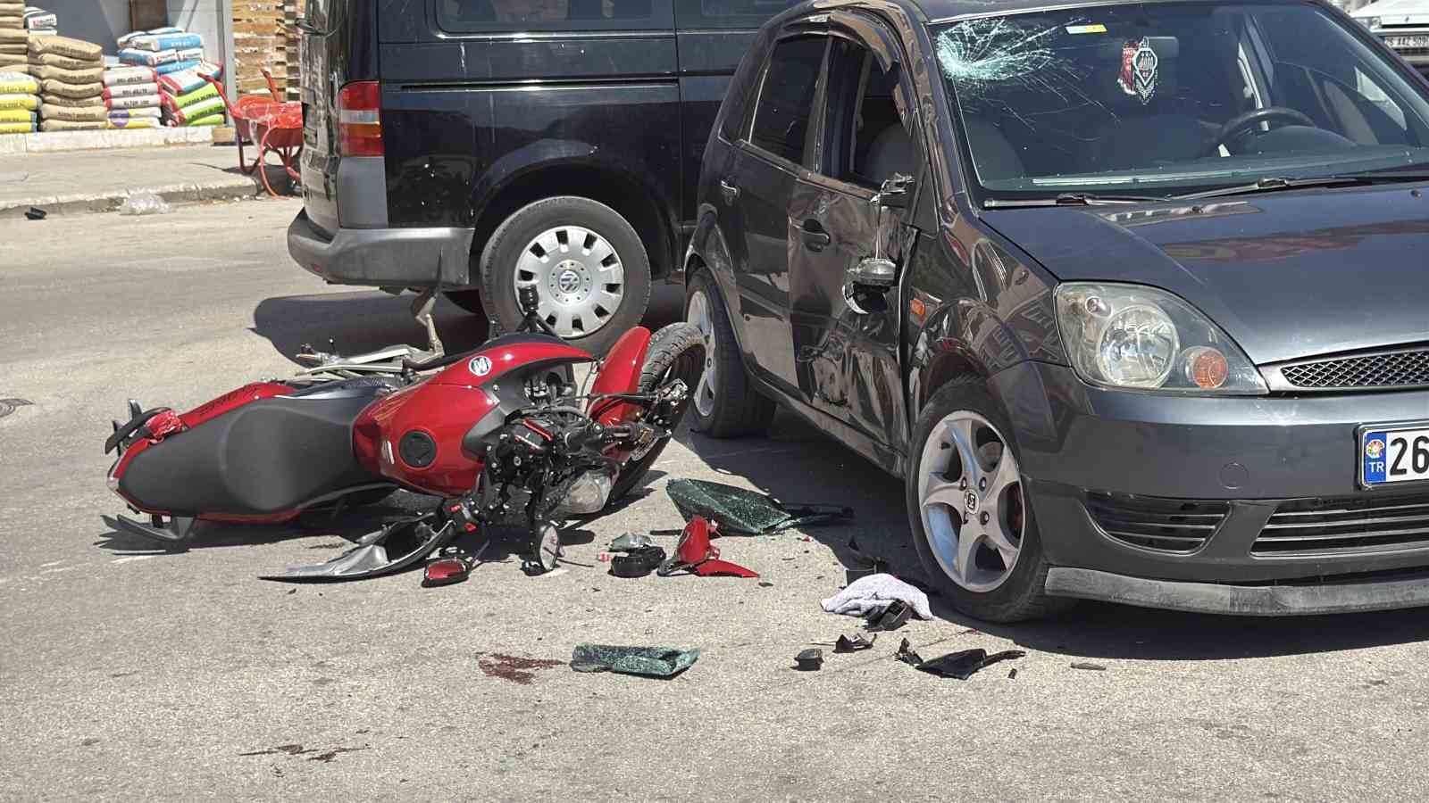 eskisehir-de-manevra-yapan-otomobile-motosiklet-yandan-carpti-1-yarali