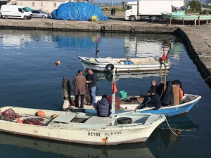 Balıkçılar Ağlarını Onarmaya Başladı