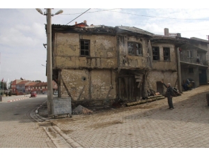 Bu Bina Tehlike Saçıyor