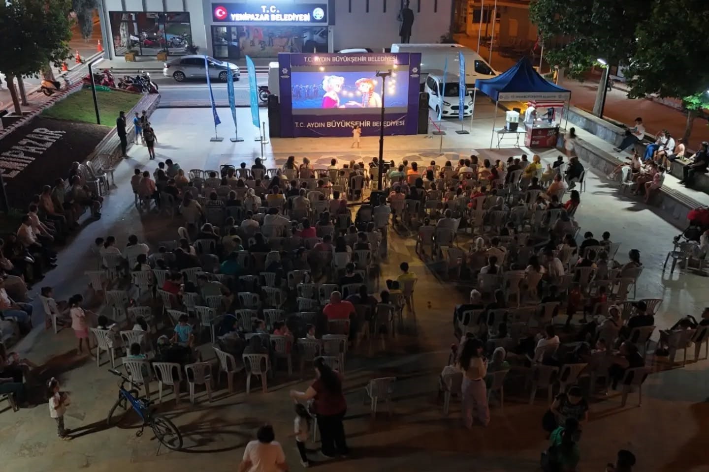yenipazar-da-cocuklar-acik-hava-sinemasinda-bulustu