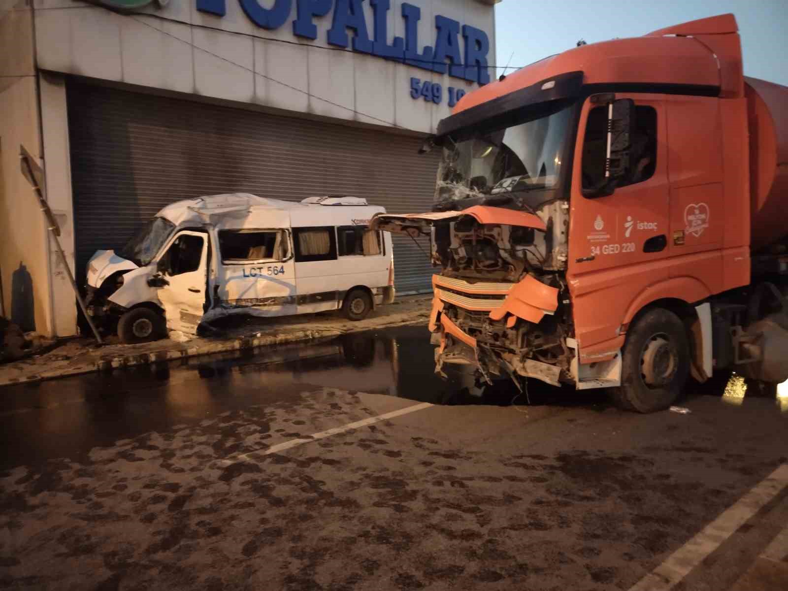 umraniye-de-servis-minibusu-ile-istac-kamyonu-carpisti-2-yarali