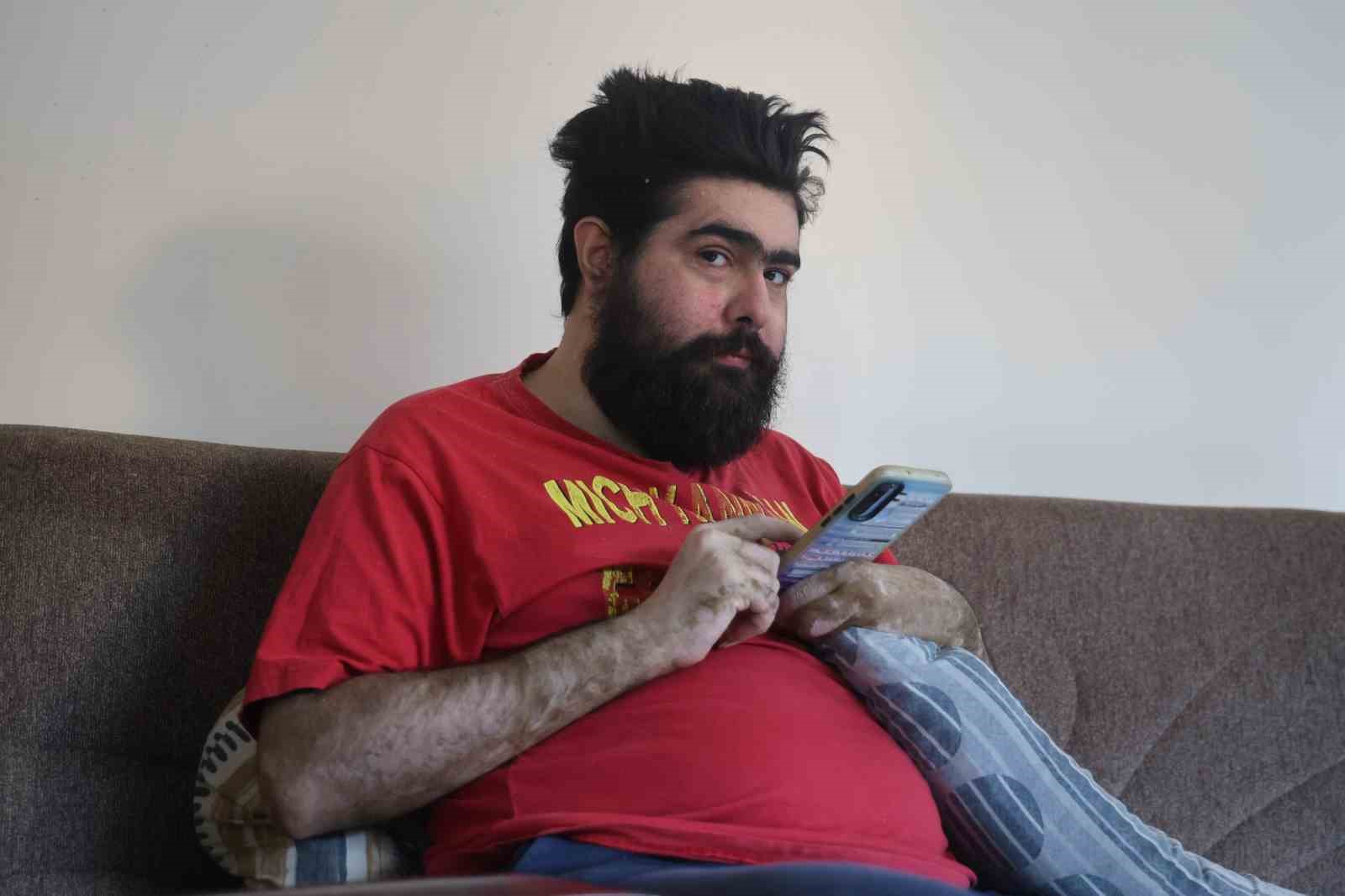 tedaviyi-reddeden-telefon-bagimlisi-baris-sanal-dunyadaki-yasamina-geri-dondu