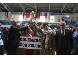 Hakkari’de Kulüpler Arası Halkoyunları Yarışması