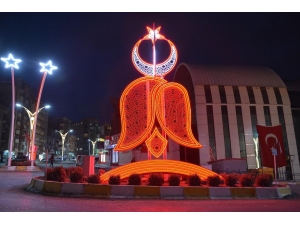 Hakkari’de Ay Yıldızlı Ve Ters Laleli Aydınlatma