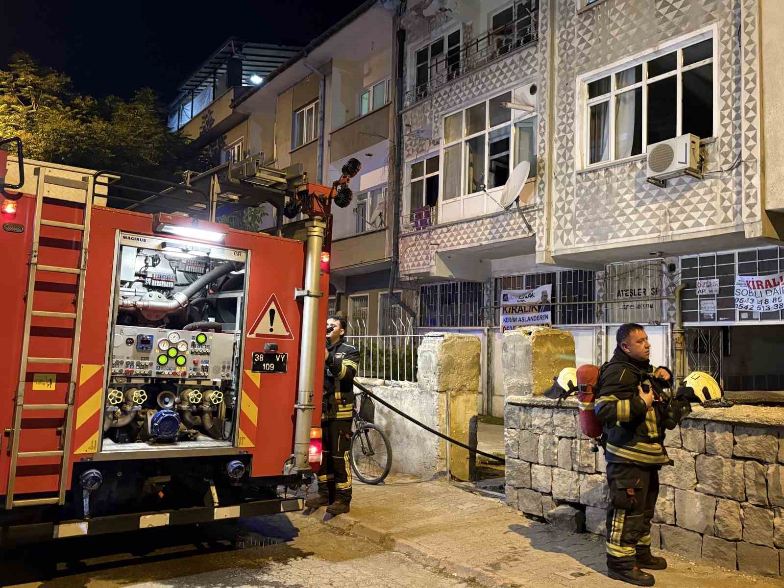 kayseri-de-4-katli-binada-yangin-anne-ve-iki-cocugu-dumandan-etkilendi