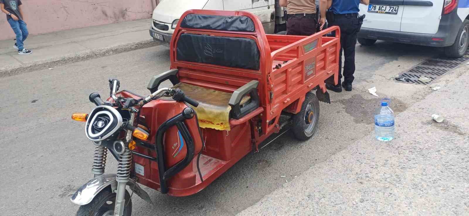 hafif-ticari-arac-elektrikli-motosikletle-carpisti-5-yarali
