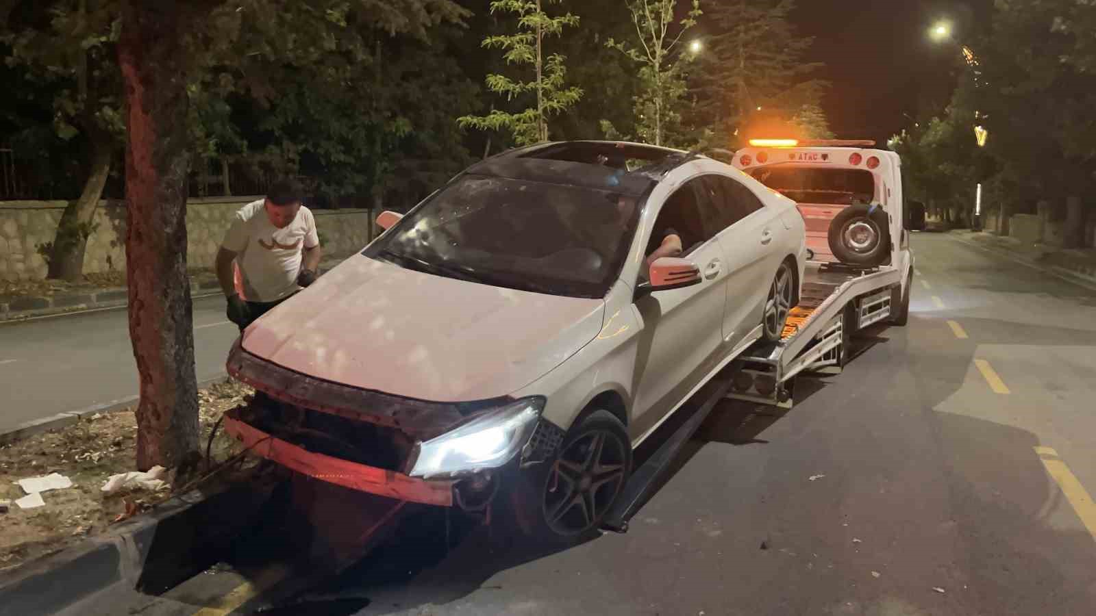 nigde-de-otomobil-refujdeki-agaclara-carpti-2-yarali