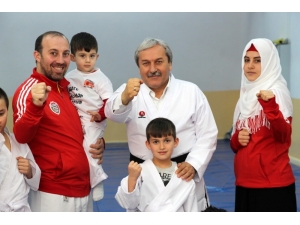 1308 Osmaneli Belediyespor Karate Takımı Çalışmalarına Devam Ediyor