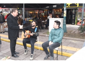 Sokak Müzisyenleri Başkan Yılmaz İçin Çaldı