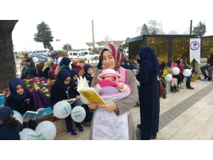 Cami Avlusunda Kitap Okuma Etkinliği