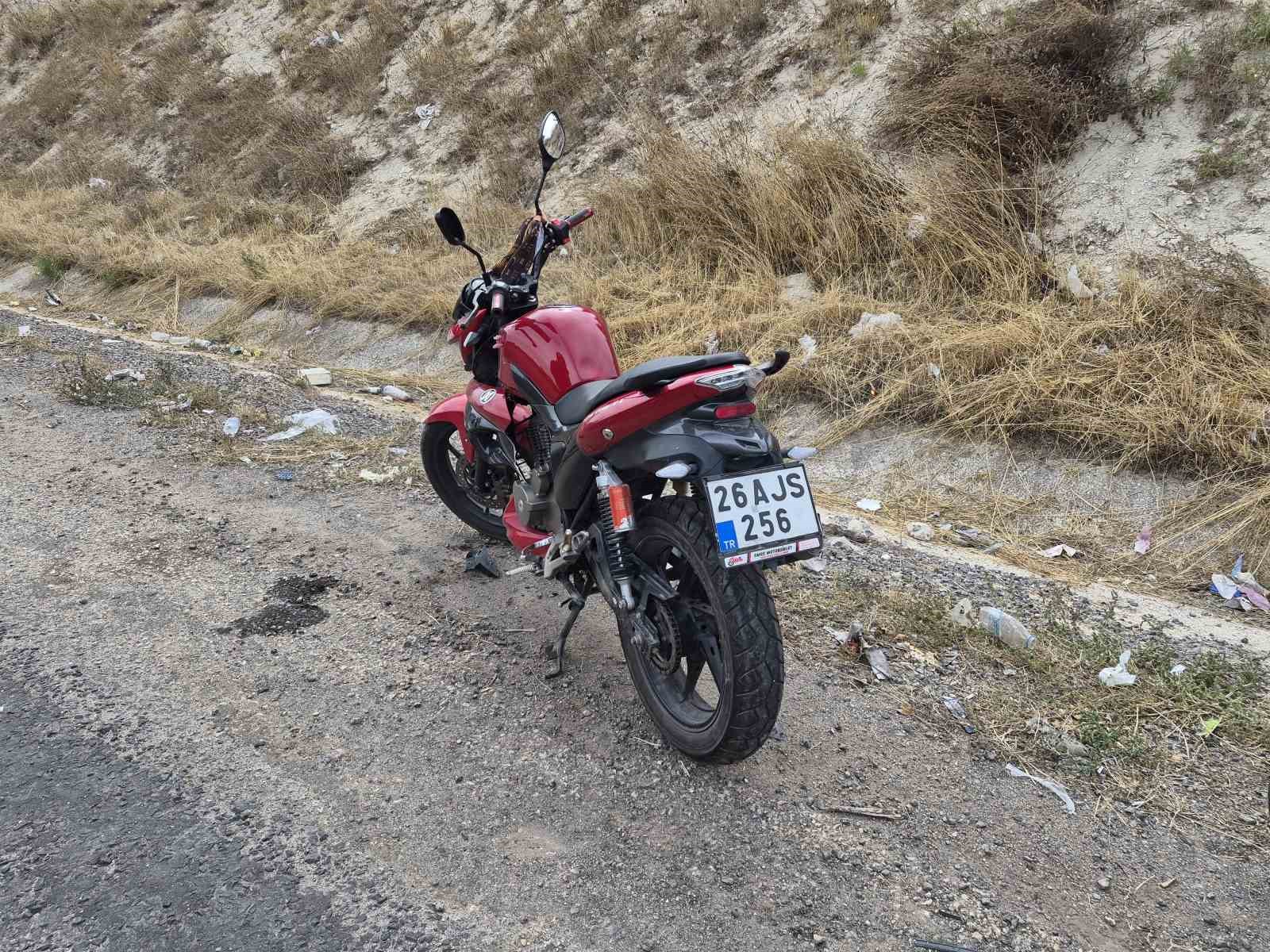 tekeri-kilitlenen-motosikletten-dusen-surucu-yaralandi