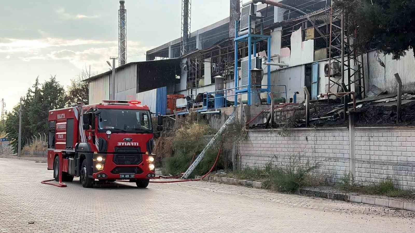 elazig-da-yalitim-fabrikasinda-cikan-yangin-3-5-saatlik-calismayla-sonduruldu