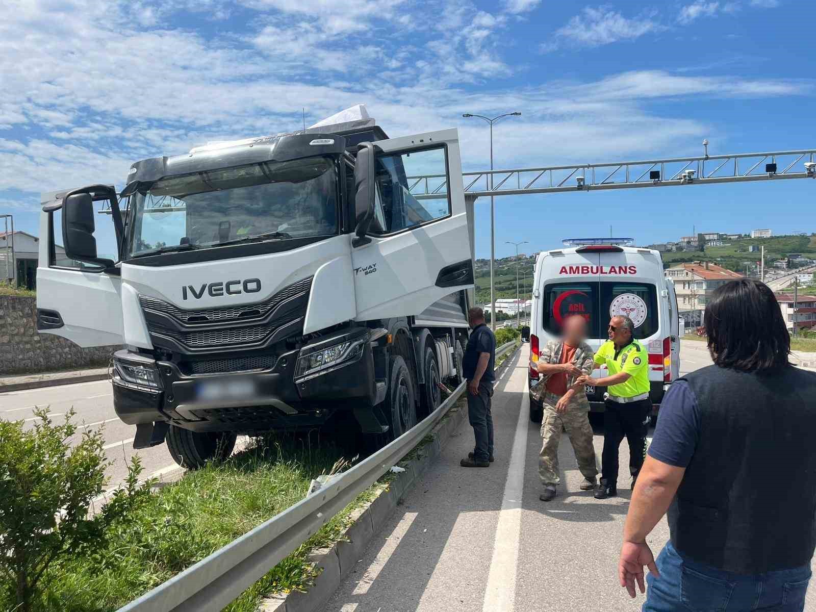 sinop-ta-kamyon-surucusu-direksiyon-basinda-fenalasti-1-yarali