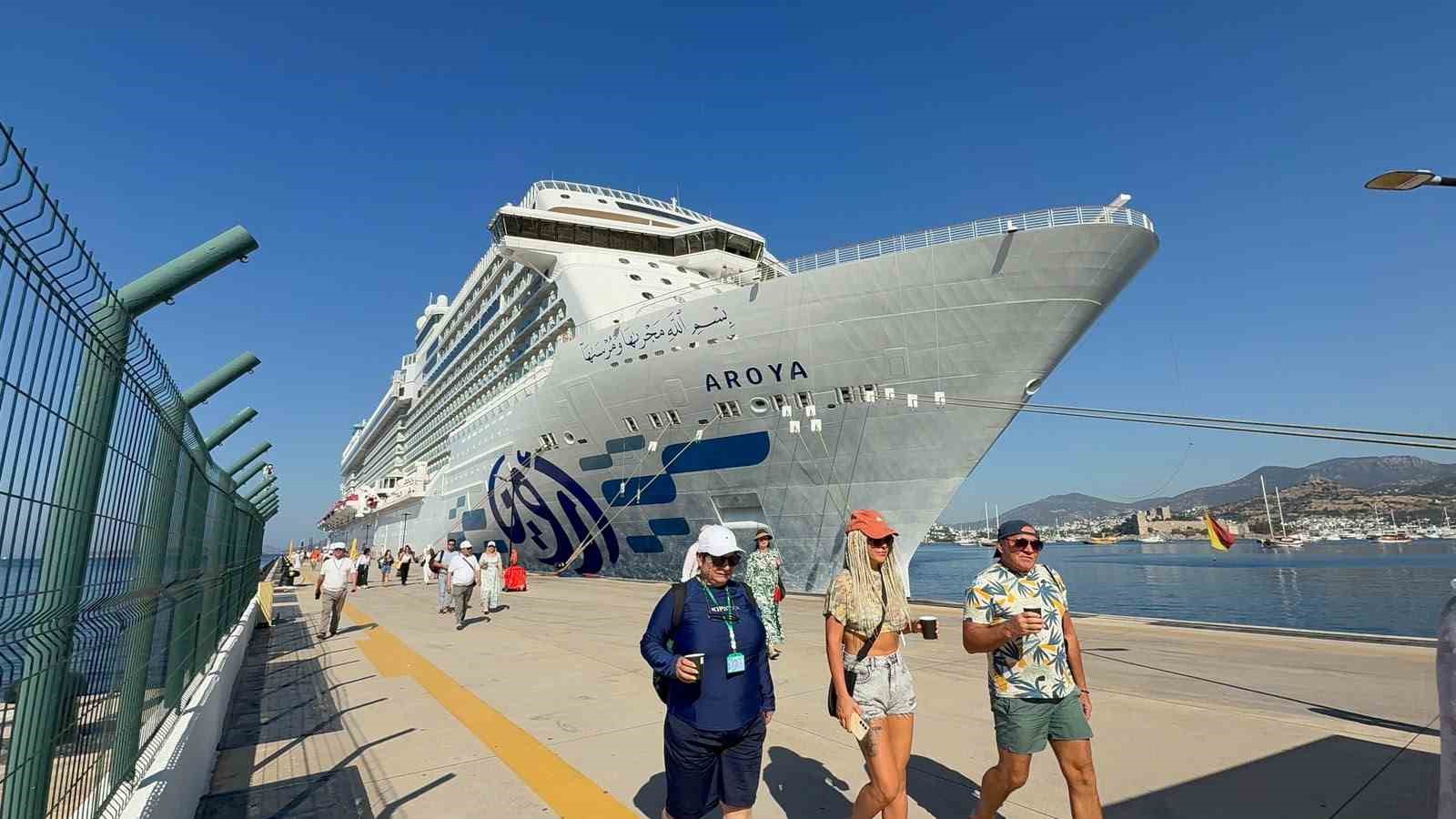 dev-kruvaziyer-gemisi-yeniden-bodrum-a-geldi
