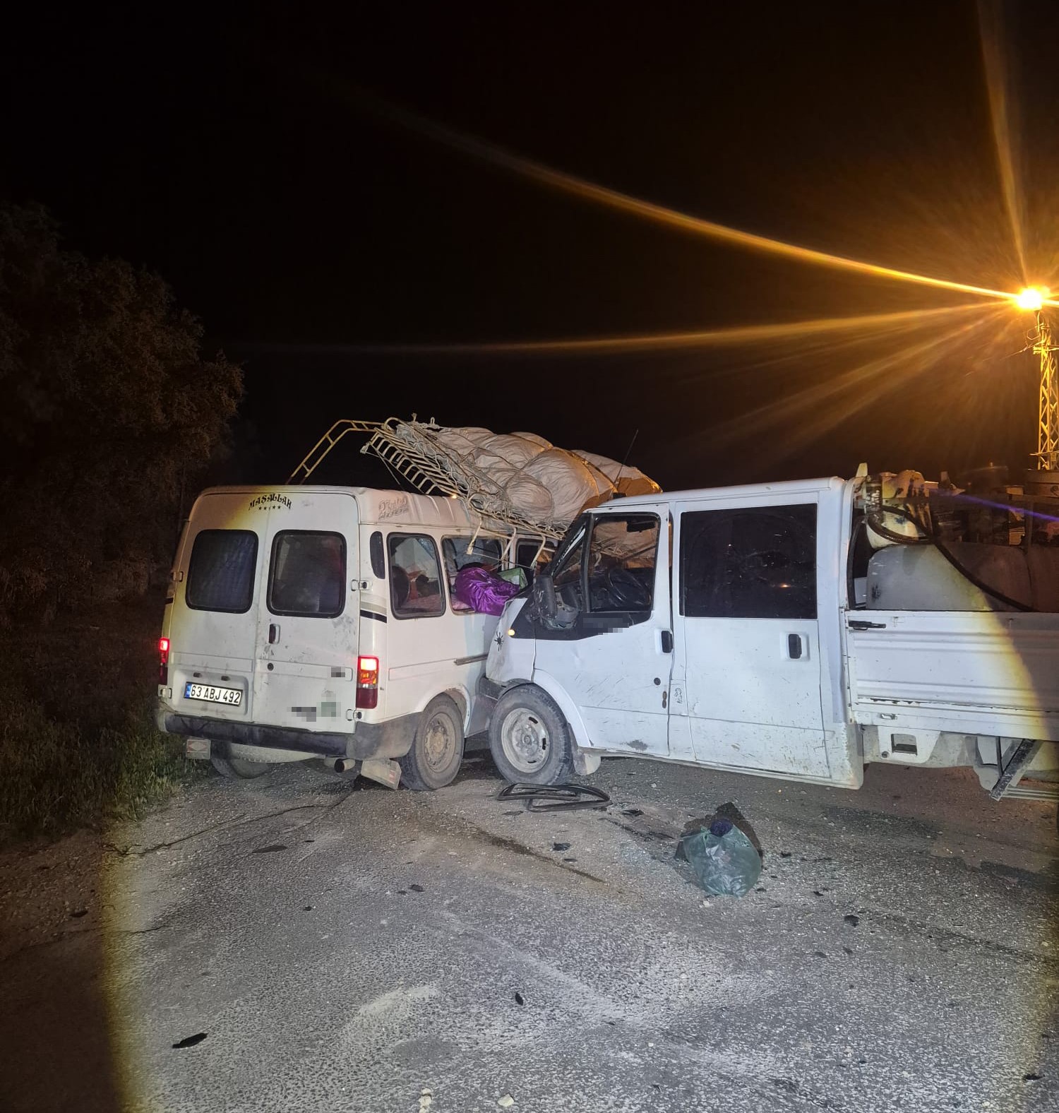 konya-da-kamyonet-ile-minibus-carpisti-7-yarali