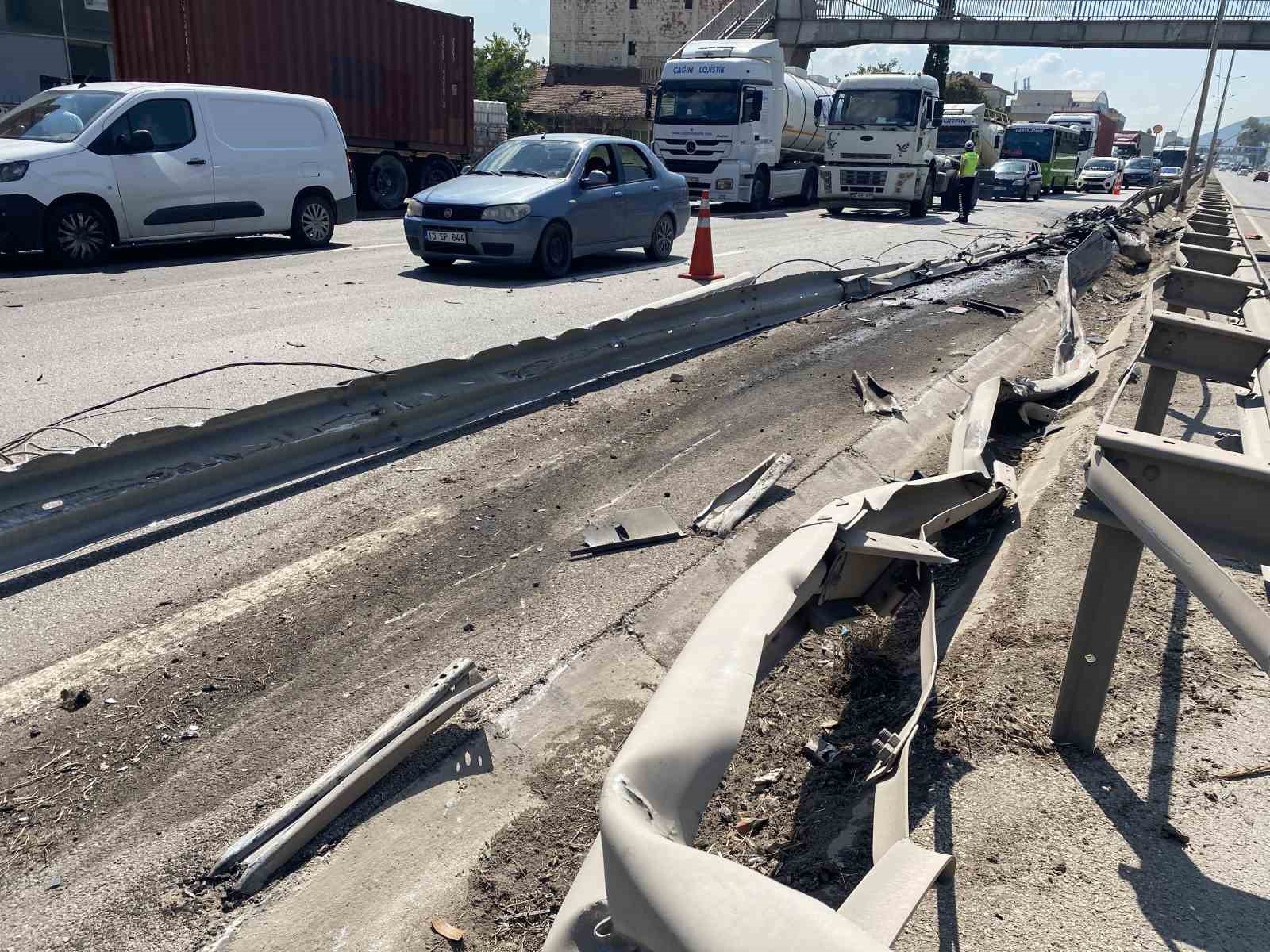 kontrolden-cikan-tir-bariyerleri-asarak-karsi-seride-gecti-1-yarali