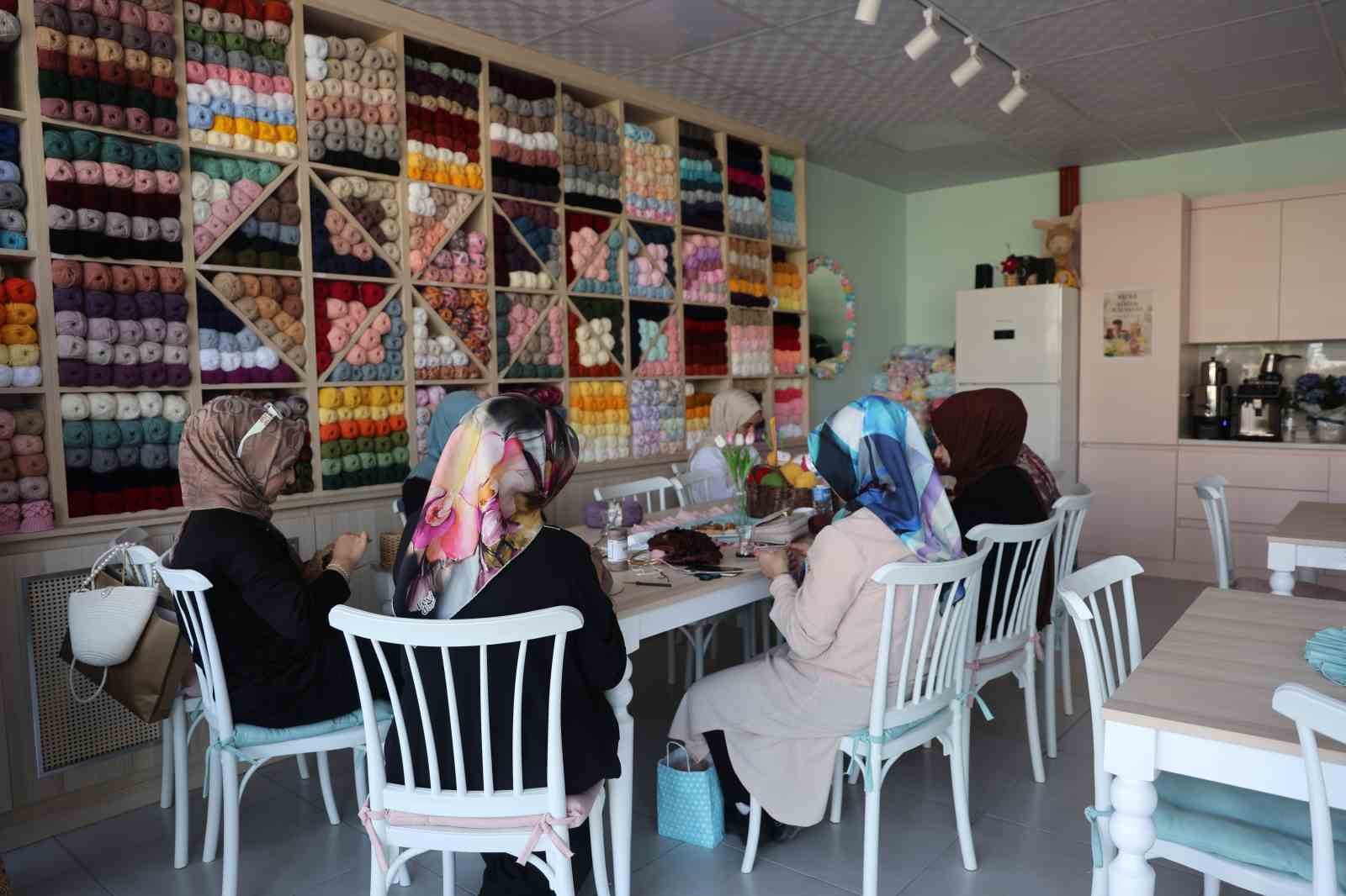 kalabaliktan-sikildilar-hayallerini-orgu-kafeyle-gercege-donusturduler