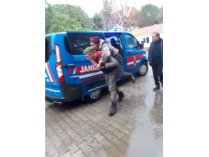 Kayıp Alzheimer Hastasını Jandarma Sırtında Taşıdı