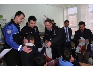 Şemdinli Polisinden 262 Öğrenciye Destek