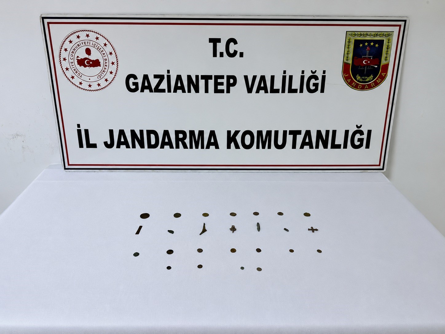 gaziantep-te-19-adet-tarihi-eser-sikke-ele-gecirildi-1-gozalti