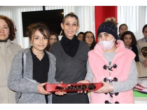 Lösemi Hastası Olan Kız Çocuğuna Saçını Hediye Etti