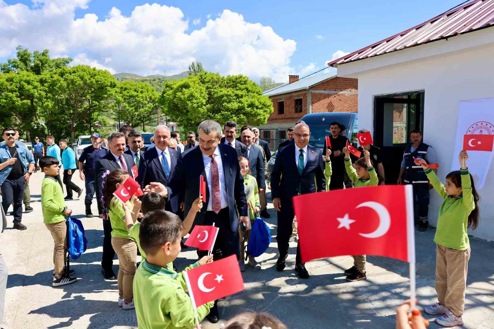 bakan-yusuf-tekin-giresun-da-hayirsever-destegiyle-yapilan-okul-ve-camiyi-hizmete-acti