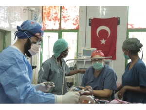 Etiyopyalı Küçük Çocuk, Türk Doktorların Dikkatiyle Hayata Tutundu