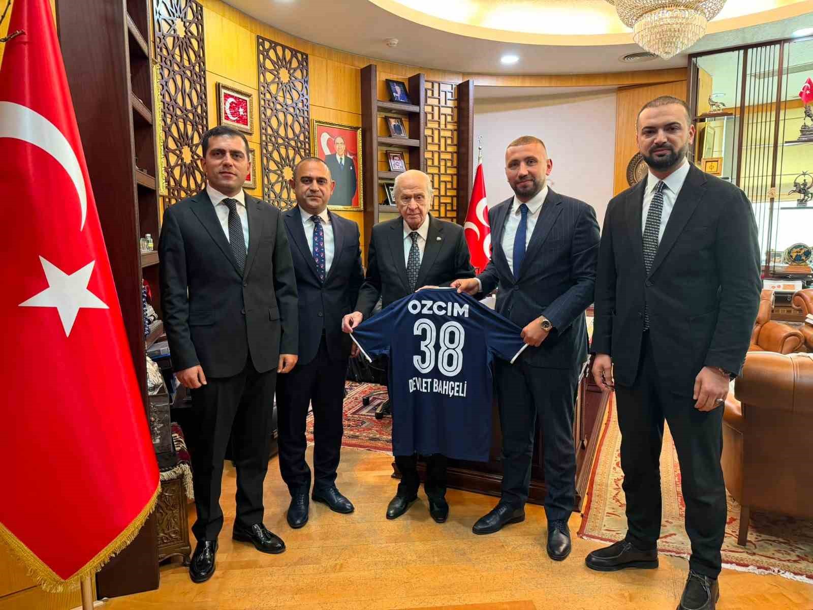 erciyes-38-fk-dan-mhp-genel-baskani-devlet-bahceli-ye-forma-hediyesi