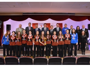 İl Milli Eğitim Müdür Özen’den Dünya Liseliler Hentbol Şampiyonası’na Katılacak Öğrencilere Moral Ziyareti