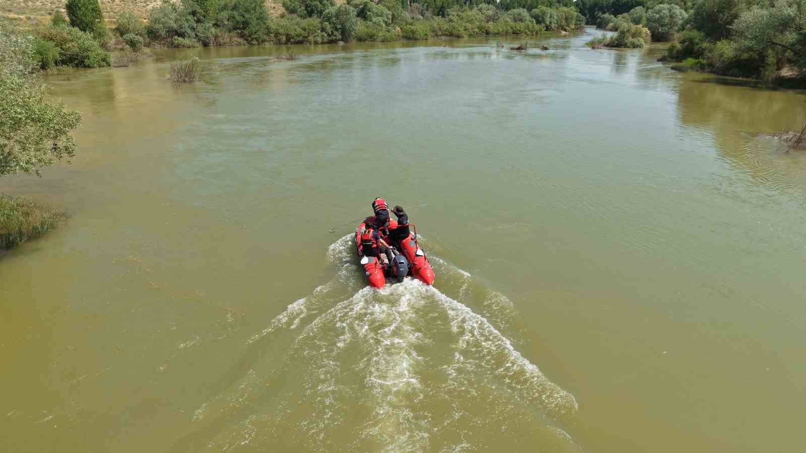 cocugunu-kurtarmak-icin-suya-giren-babayi-arama-calismalari-devam-ediyor