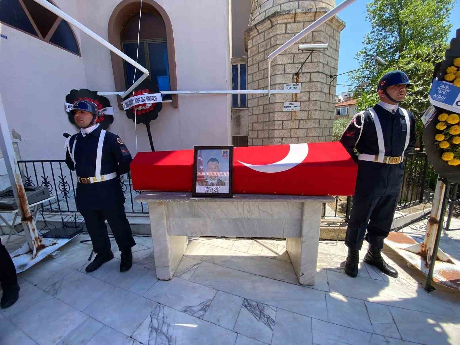 kazada-hayatini-kaybeden-uzman-cavus-al-bayrakli-tabutla-son-yolculuguna-ugurlandi