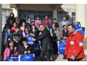 Kızılaydan 715 Öğrenciye Giyim Yardımı