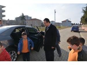 Öğrencilere Makam Aracını Tahsis Etti