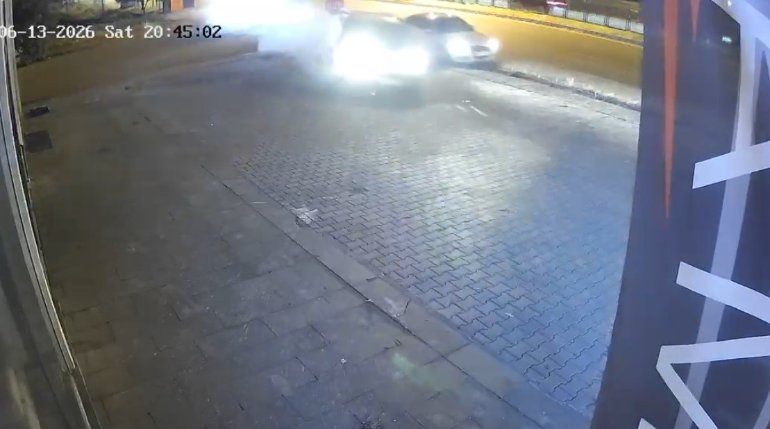 kaza-ani-kamerada-is-yerine-carpmaktan-son-anda-kurtuldu