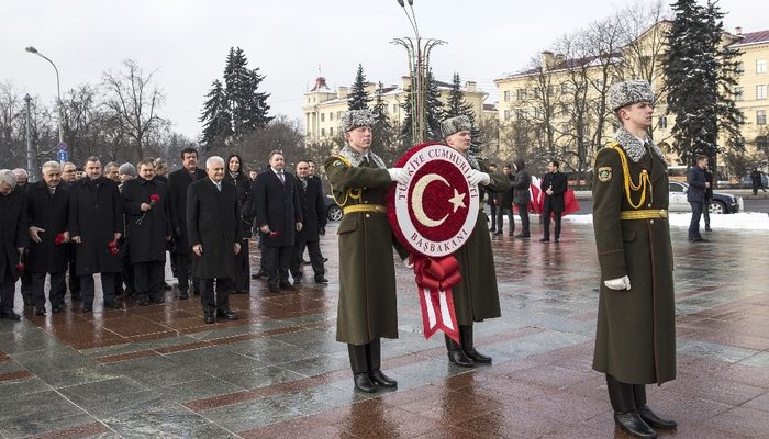 Başbakan Yıldırım, Belarus’Ta Zafer Anıtı’Na Çelenk Koydu