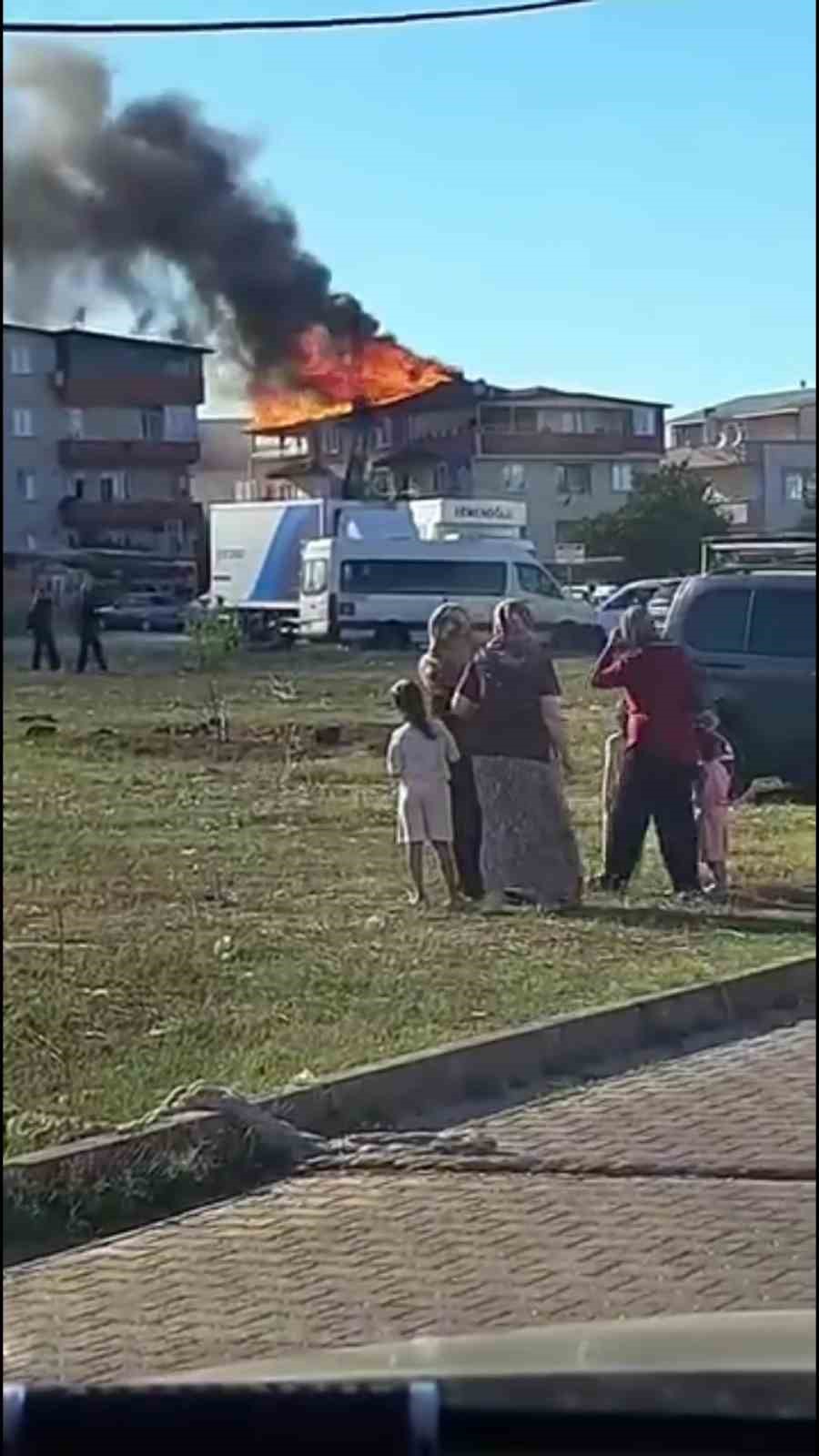 Kocaeli'de çatı alevlere teslim oldu