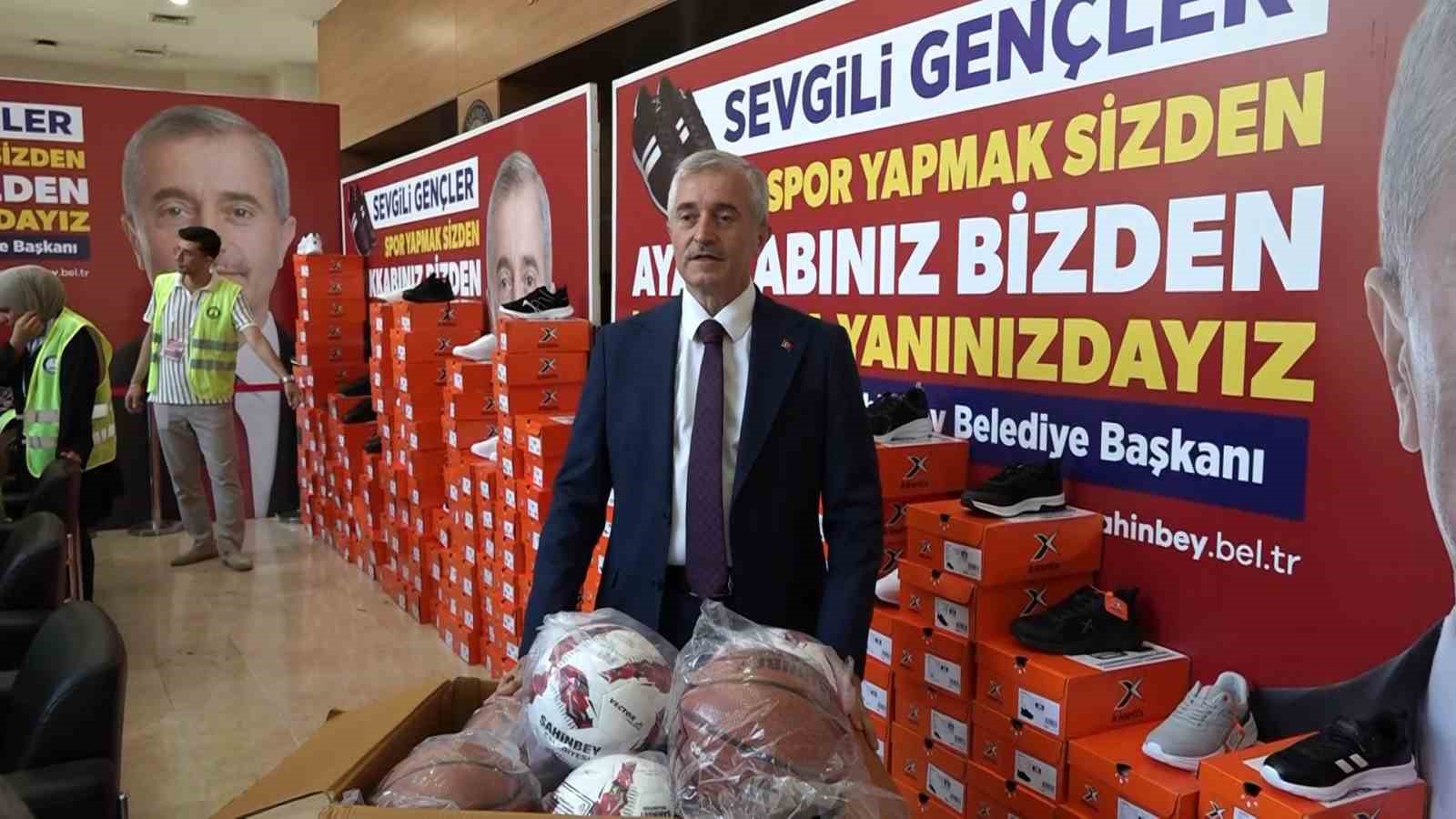sahinbey-de-ogrencilere-spor-ayakkabi-dagitma-gelenegi-devam-ediyor